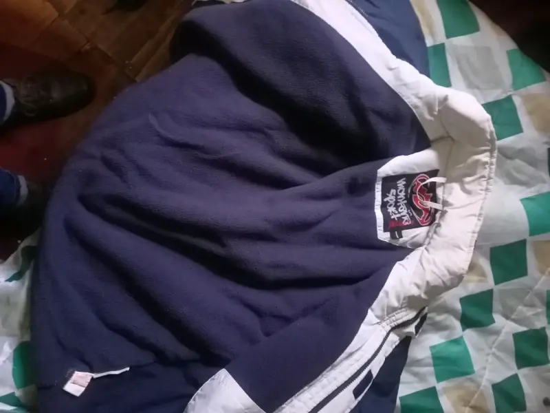 Chaqueta deportiva azul y blanca con cierre - 2