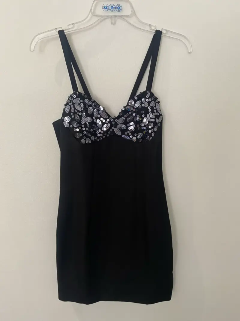 Vestido negro con lentejuelas elegante - 1