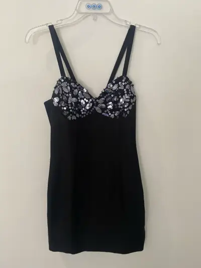 Vestido negro con lentejuelas elegante - miniatura 1