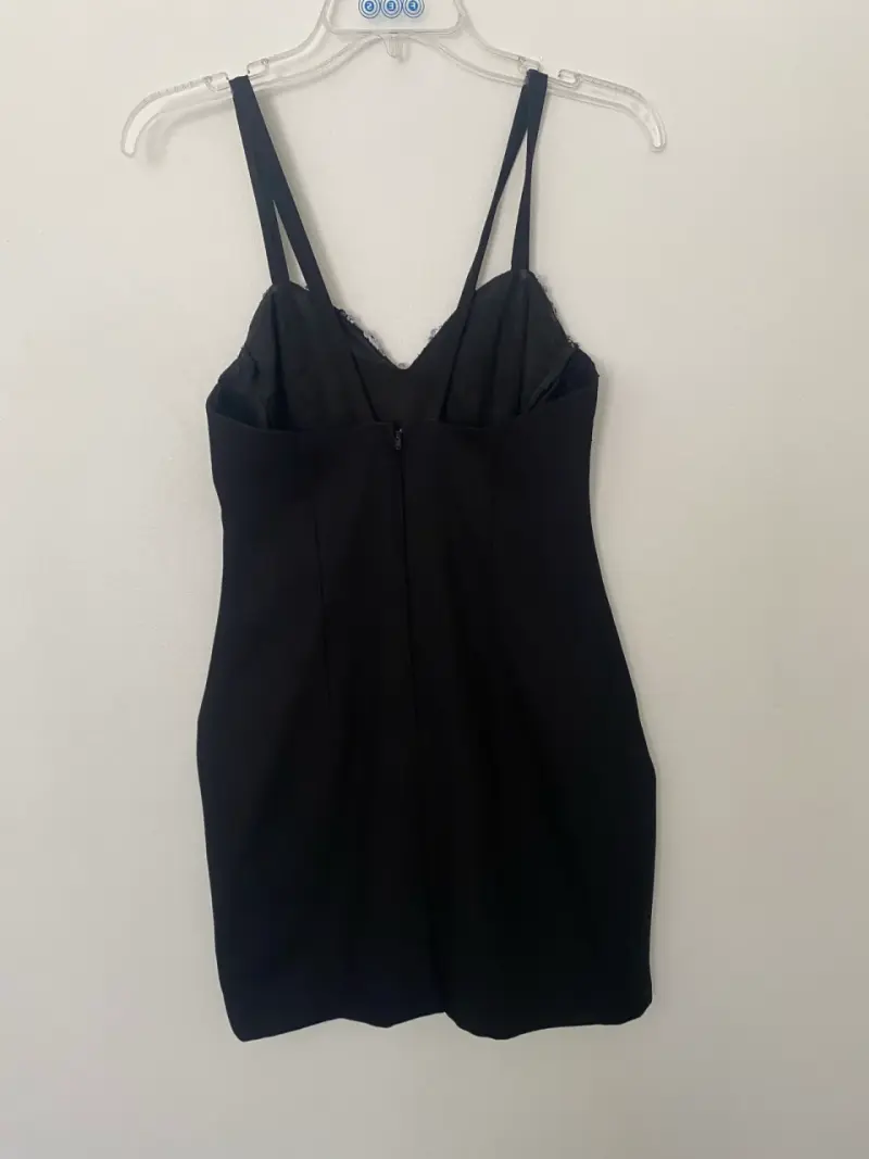 Vestido negro con lentejuelas elegante - 3