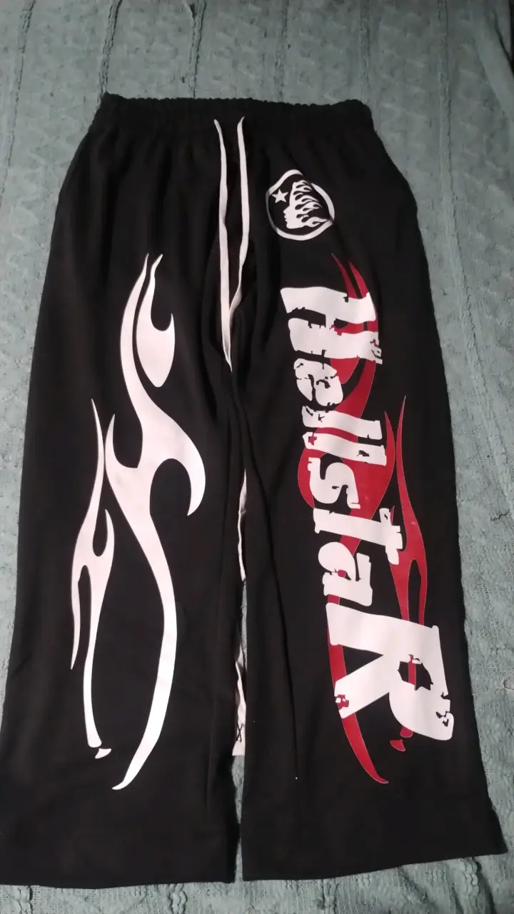 Pantalones cortos Hellstar con diseño de llamas