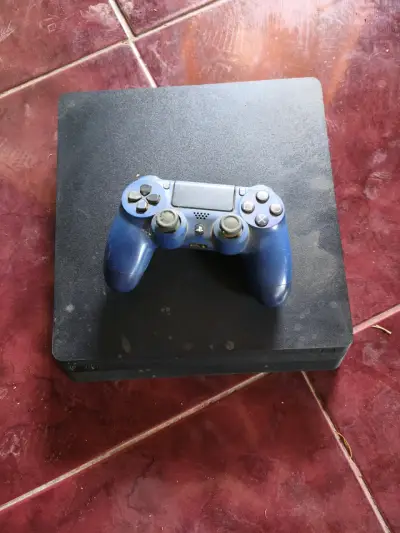 Consola PlayStation 4 con control azul - miniatura 1