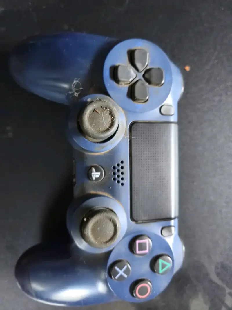 Consola PlayStation 4 con control azul - 2