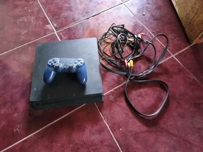 Consola PlayStation 4 con control azul - 3