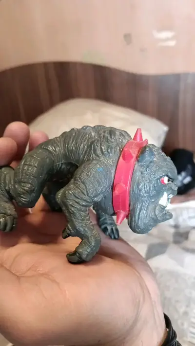 Figura de monstruo coleccionable perro de munrra - miniatura 2