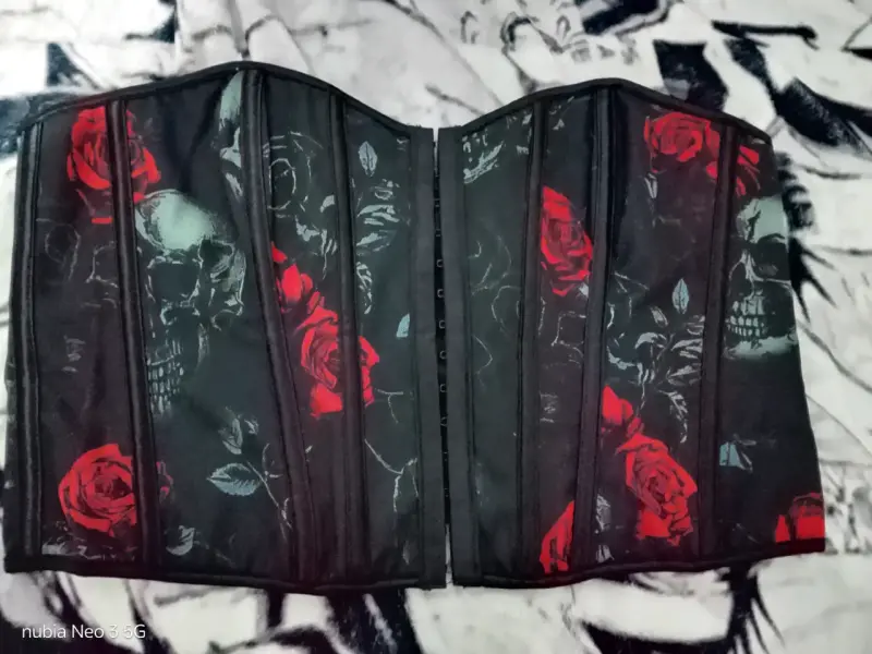 Corset negro con estampado de calaveras y rosas - 1