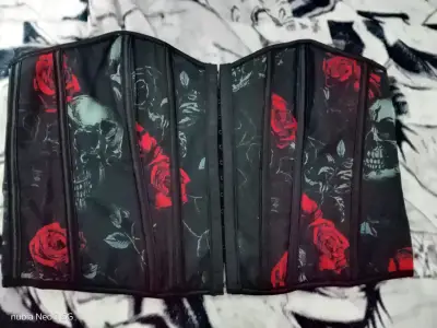Corset negro con estampado de calaveras y rosas - miniatura 1