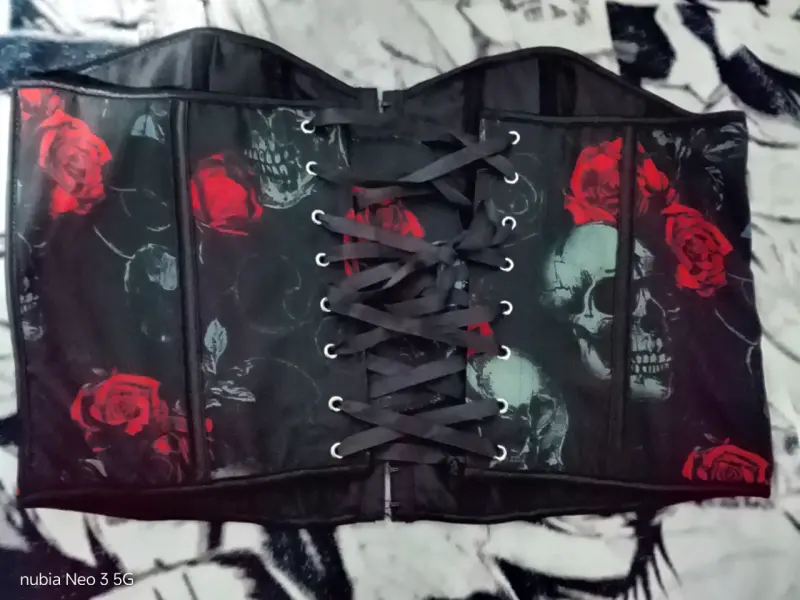 Corset negro con estampado de calaveras y rosas - 2