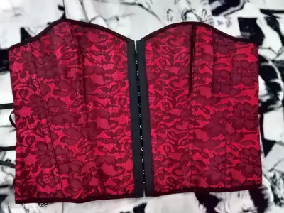 Corset negro con estampado de calaveras y rosas - miniatura 3