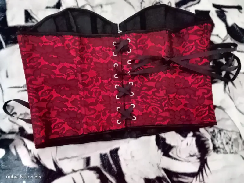 Corset negro con estampado de calaveras y rosas - 4