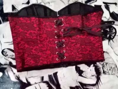 Corset negro con estampado de calaveras y rosas - miniatura 4