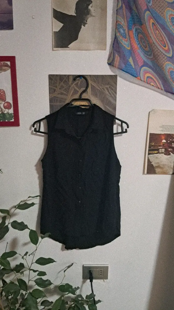 Blusa sin mangas negra elegante