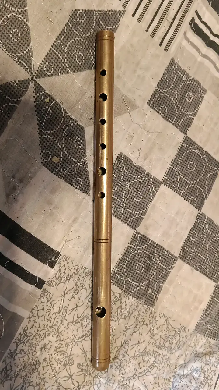 Flauta de metal artesanal