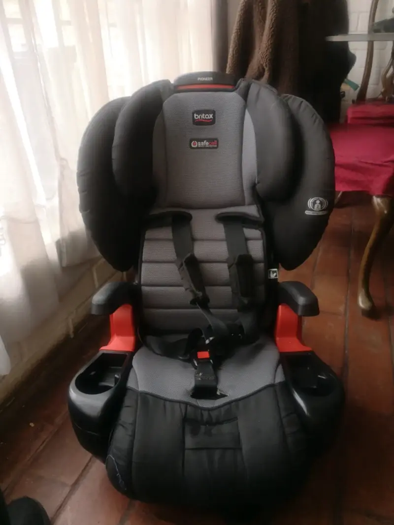 Silla de auto Britax Pioneer gris y negra - 1