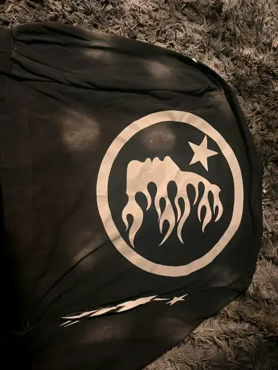 Polera negra con diseño de estrella y llamas - miniatura 1