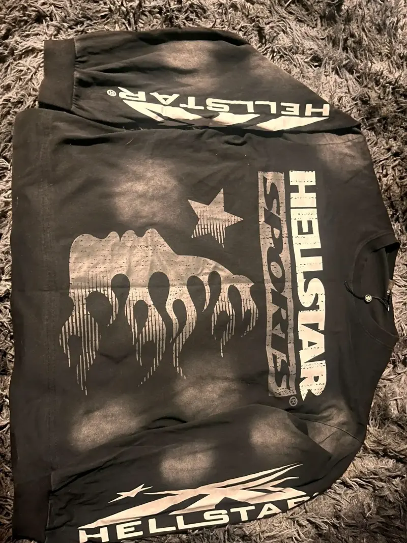 Polera negra con diseño de estrella y llamas - 2