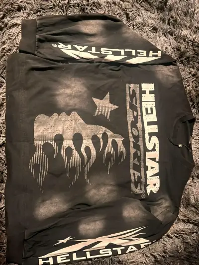Polera negra con diseño de estrella y llamas - miniatura 2
