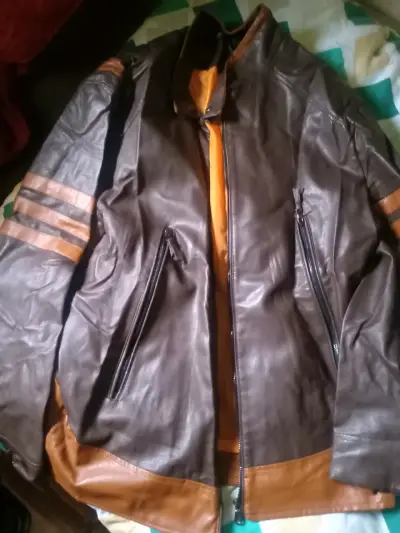 Chaqueta de cuero marrón con detalles naranjas - miniatura 1