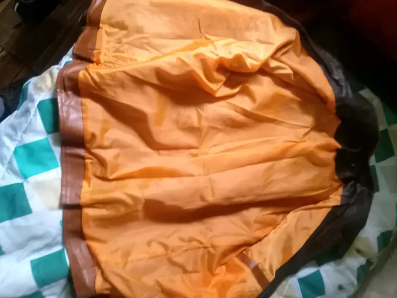 Chaqueta de cuero marrón con detalles naranjas - 2