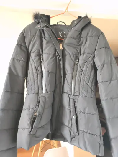 Chaqueta acolchada negra con capucha iO - miniatura 1