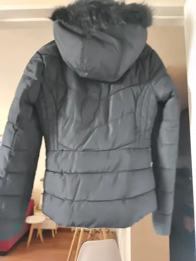 Chaqueta acolchada negra con capucha iO - miniatura 3