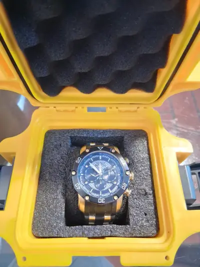 Reloj Invicta Pro Diver dorado y negro - miniatura 1