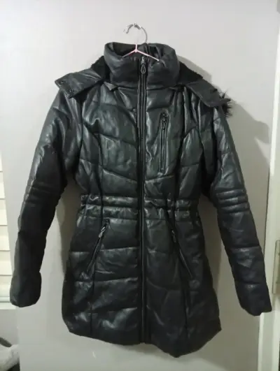 Abrigo negro acolchado para mujer - miniatura 1