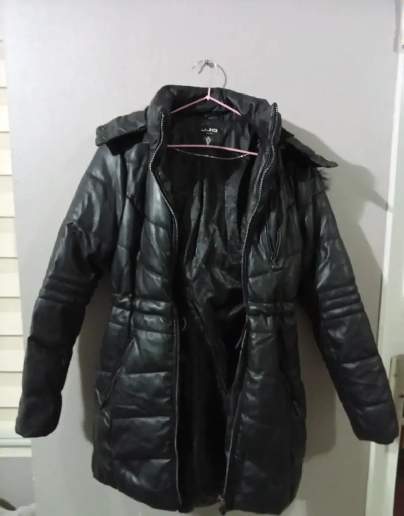 Abrigo negro acolchado para mujer - 2