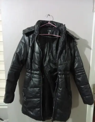 Abrigo negro acolchado para mujer - miniatura 2