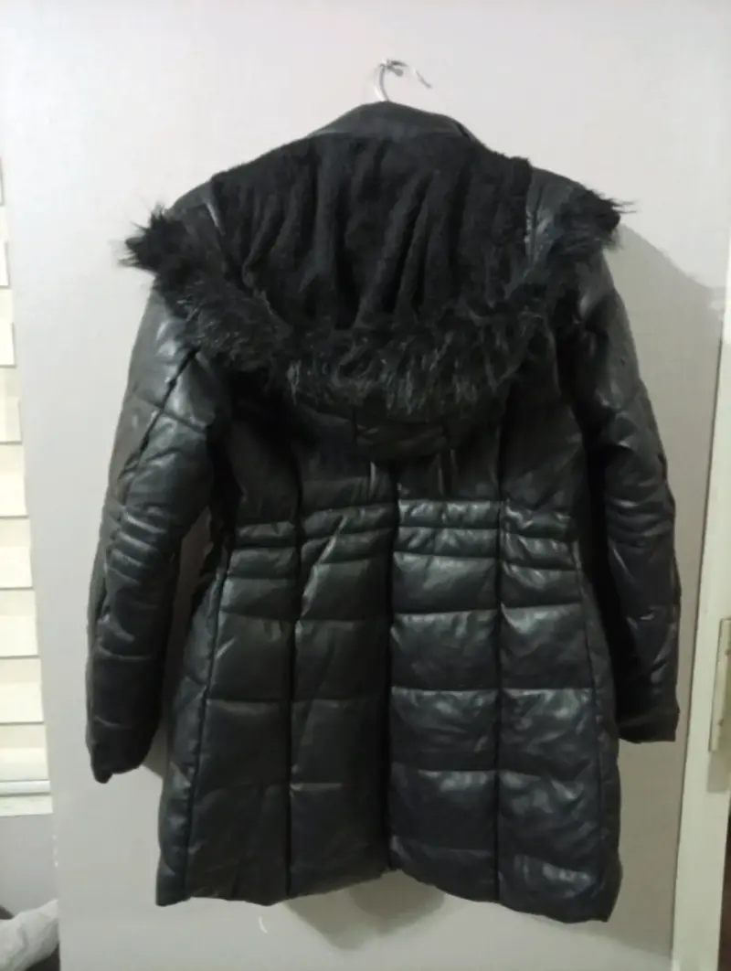 Abrigo negro acolchado para mujer - 3