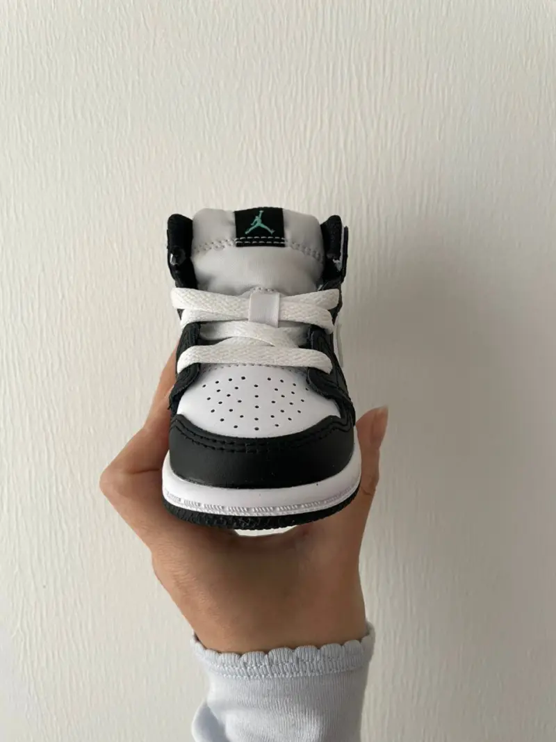 Zapatillas bebé Nike Air Jordan negras y verdes - 2