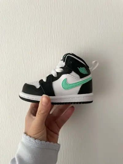 Zapatillas bebé Nike Air Jordan negras y verdes - miniatura 4