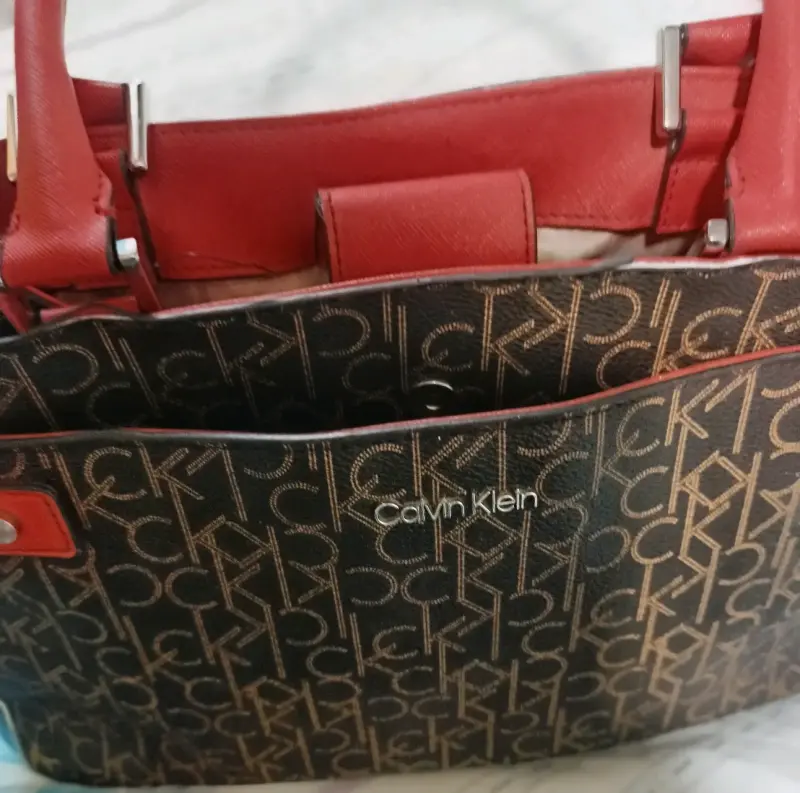 Bolso Calvin Klein monograma rojo y negro - 1