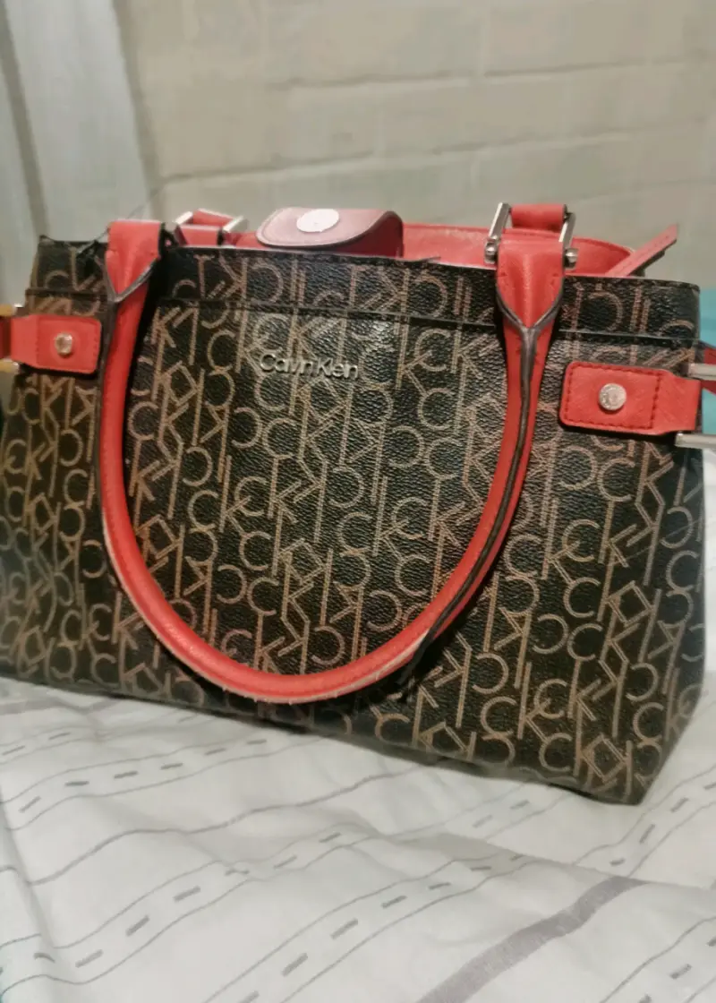 Bolso Calvin Klein monograma rojo y negro - 2