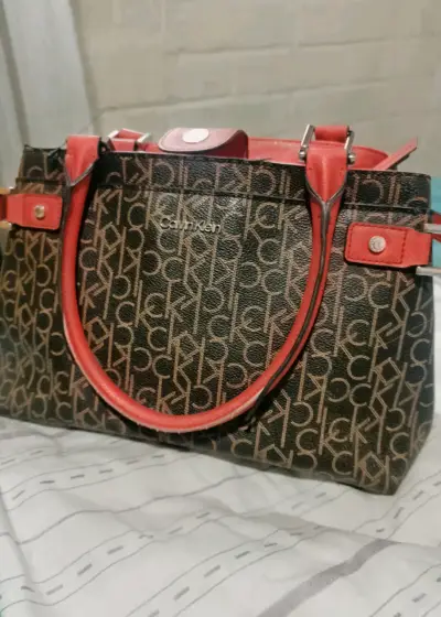 Bolso Calvin Klein monograma rojo y negro - miniatura 2
