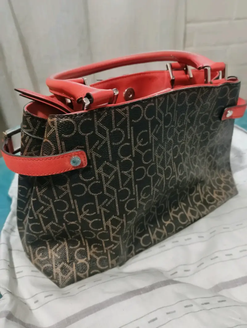 Bolso Calvin Klein monograma rojo y negro - 3