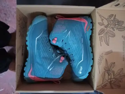 Botas de trekking Lippii impermeables azul - miniatura 1
