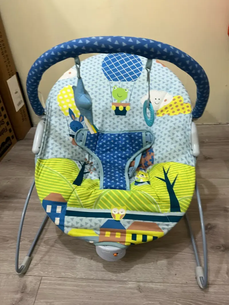 Silla mecedora para bebé con juguetes