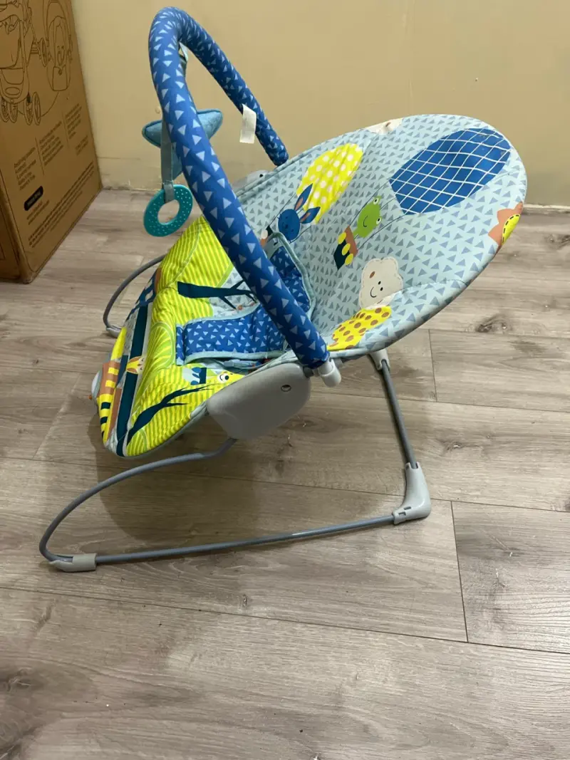Silla mecedora para bebé con juguetes - 2