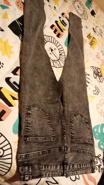 Jeans gris con bolsillos traseros - miniatura 1