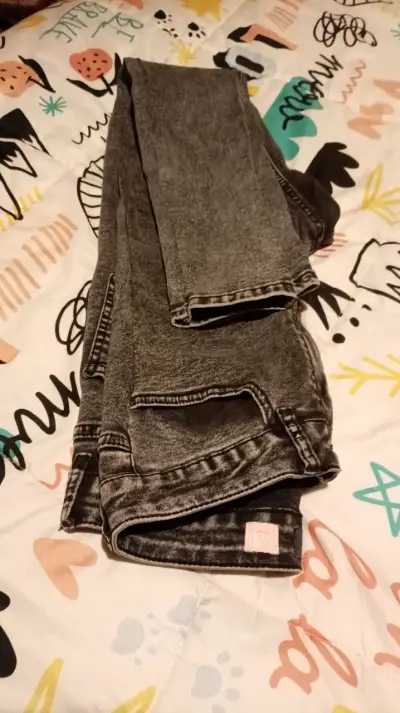 Jeans gris con bolsillos traseros - miniatura 3