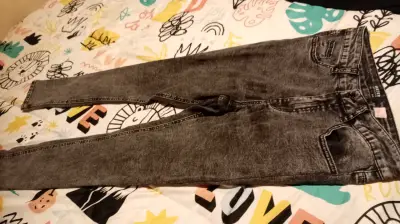 Jeans gris con bolsillos traseros - miniatura 5