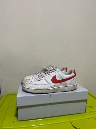 Zapatillas deportivas blancas con logo rojo - miniatura 1