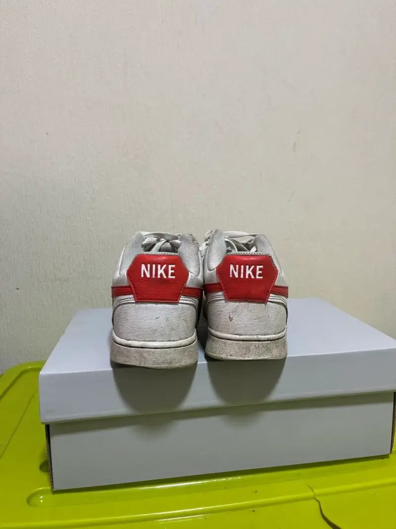 Zapatillas deportivas blancas con logo rojo - 2