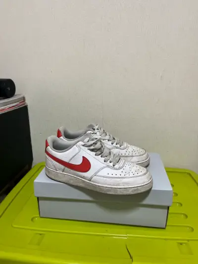 Zapatillas deportivas blancas con logo rojo - miniatura 3