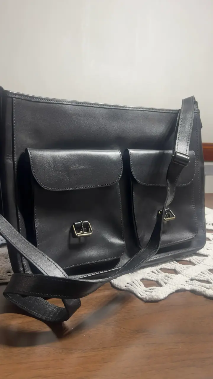 Bolso de cuero negro con bolsillos - 1