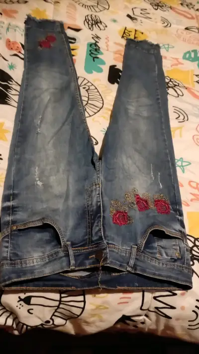 Jeans bordados con rosas para mujer - miniatura 1