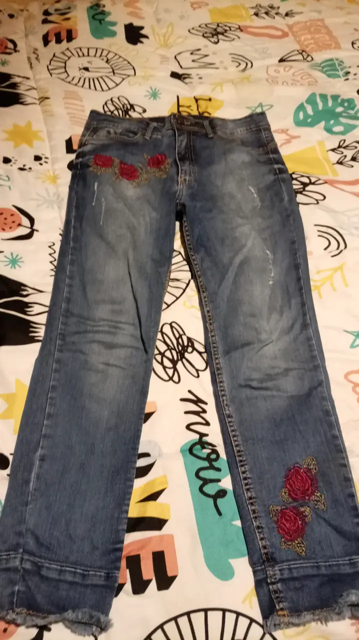 Jeans bordados con rosas para mujer - 2