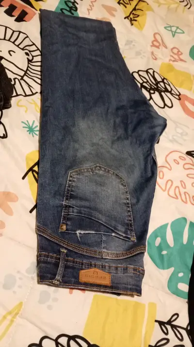 Jeans bordados con rosas para mujer - miniatura 5