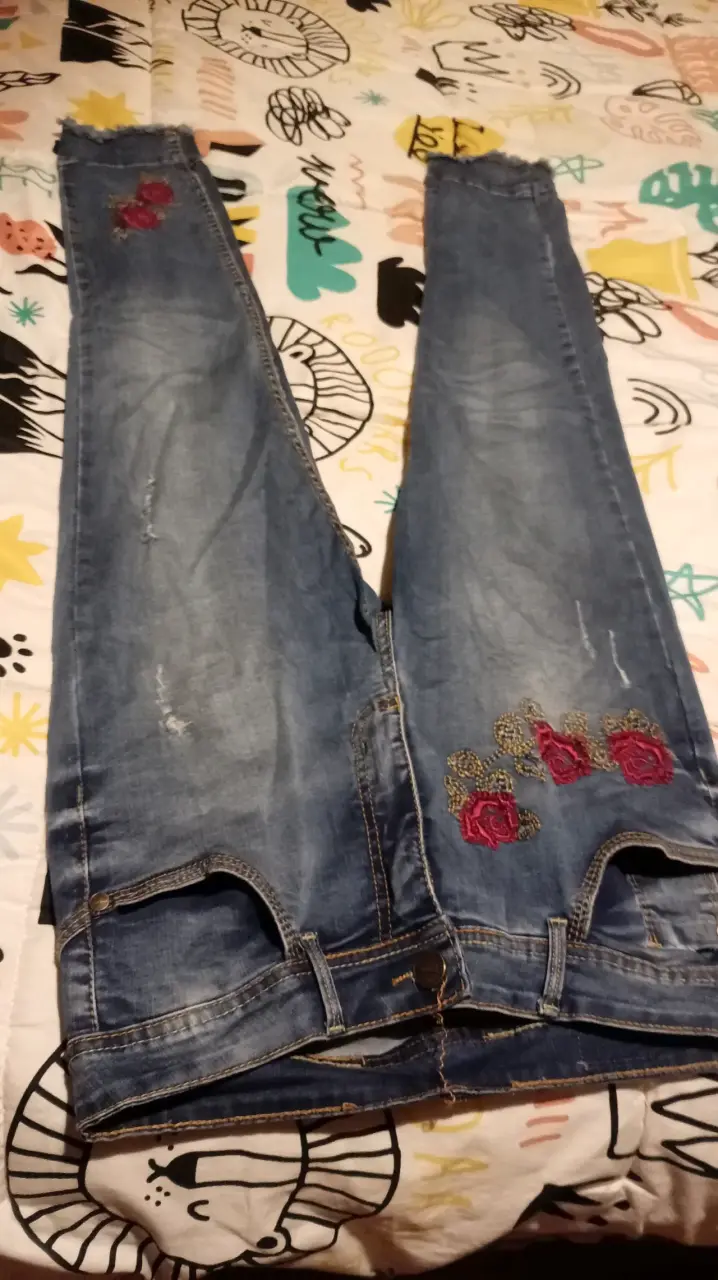 Jeans bordados con rosas para mujer - 6